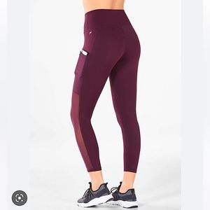 Fabletics - High-Waisted Mesh Powerhold Capri - size S